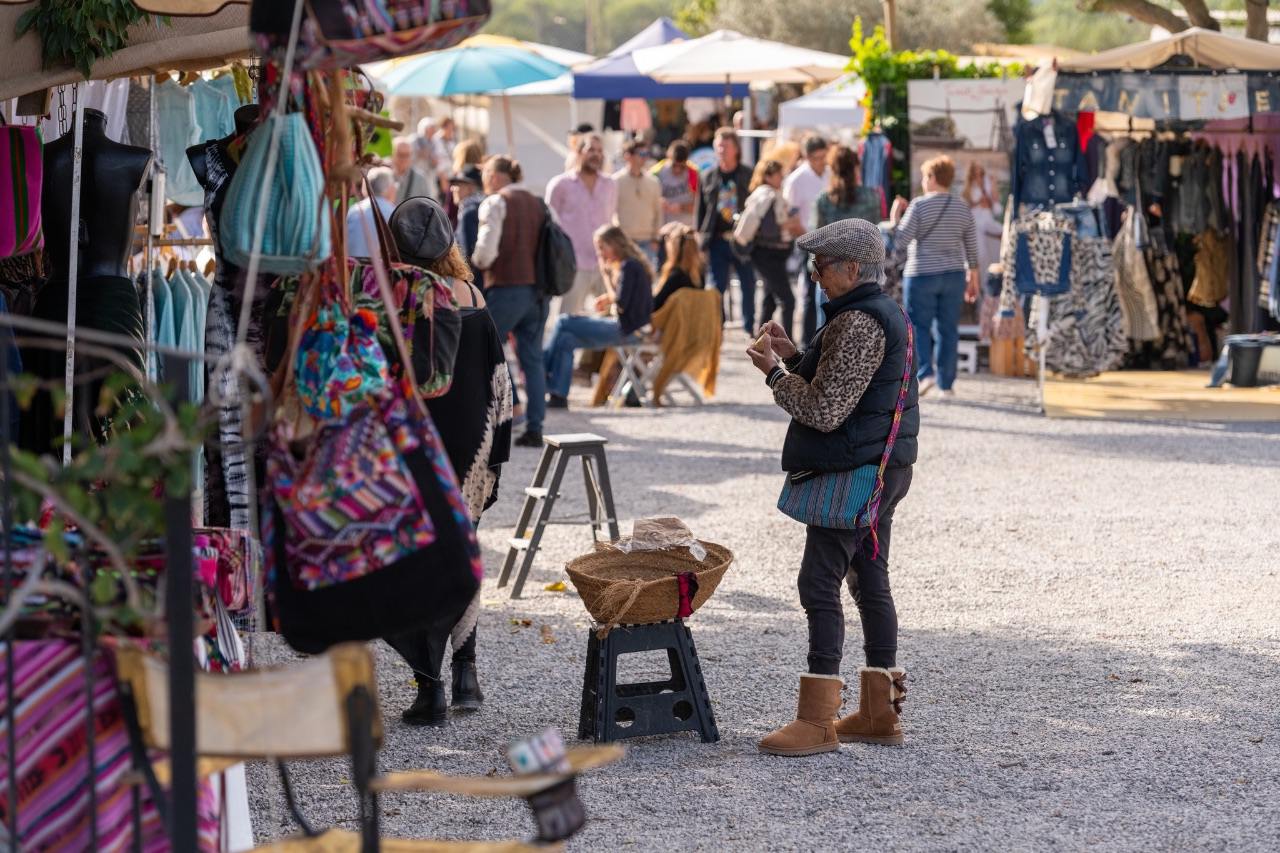 Las Dalias celebra la Semana Santa con un mercadillo que anticipa el verano