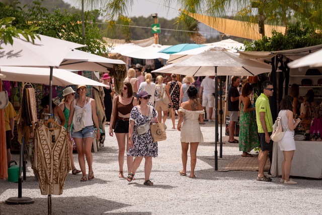 El Mercadillo de Las Dalias amplía su horario con la llegada de la primavera