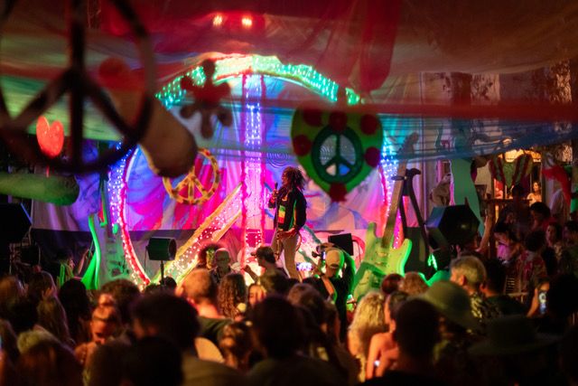 Las Dalias celebra sus 40 años con PEACE N MUSIC, un homenaje a la historia del rock. 