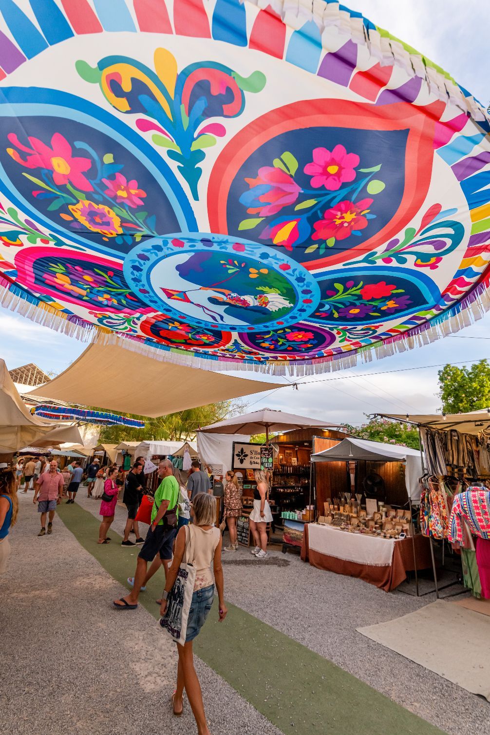 El Mercadillo de Las Dalias viaja a Guatemala: inaugura un nuevo rincón para honrar la tradición ancestral de los Barriletes Gigantes