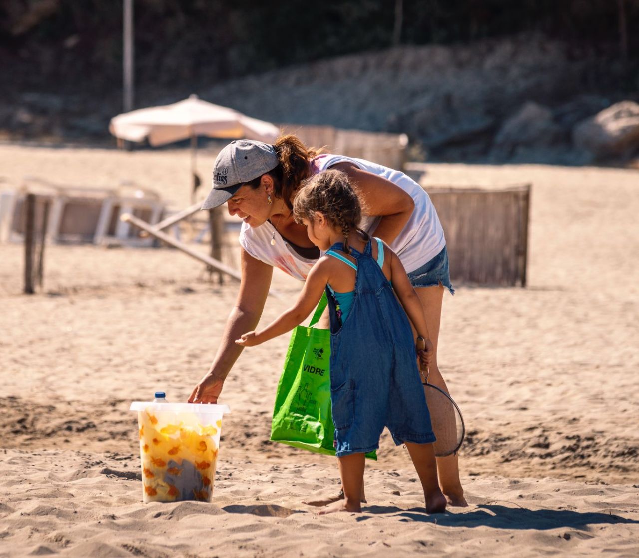 LAS DALIAS IMPULSA UNA JORNADA DE LIMPIEZA DE PLAYA EN CALA LLENYA: “MENOS PLÁSTICO, MÁS POSIDONIA”